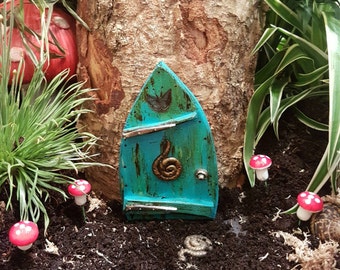 Sleepy snail fairy door