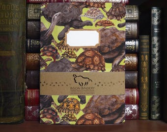 Creep Of Tortoises A5 Softcover liniertes Notizbuch - 76 linierte Seiten - hergestellt aus recycelten Materialien - Aquarell Schildkröten Design
