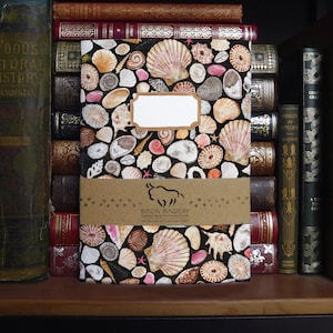 Diario A5 con estampado de conchas marinas de moluscos, tapa blanda y rayas - 76 páginas rayadas - Hecho con materiales reciclados - Diseño de acuarela pintado a mano