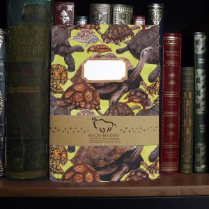 Cuaderno de tapa blanda A5 "Creep Of Tortoises" con 36 páginas lisas - Hecho con materiales reciclados - Diseño de acuarela pintado a mano
