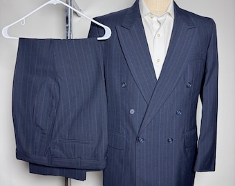 Costume Towncraft pour homme, taille 40R W33, bleu marine à fines rayures, croisé, revers pointus, en laine