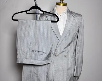 Traje Di Vincenzo para hombre, talla 36R (32x29), gris, raya diplomática, doble botonadura, solapa de pico, fabricado en EE. UU.