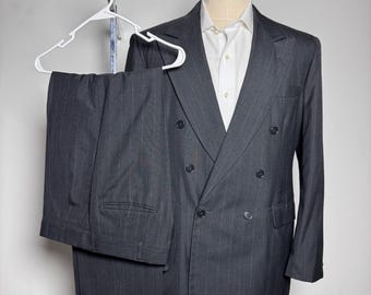 Traje Haggar para hombre, talla 40R (32x30), gris carbón, raya diplomática, doble botonadura, estilo vintage, fabricado en EE. UU.