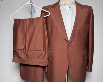 Traje Ernesto Bellini de los años 70 para hombre, talla 40R (36x28), color naranja óxido, estilo vintage de los 70, con solapa de pico.