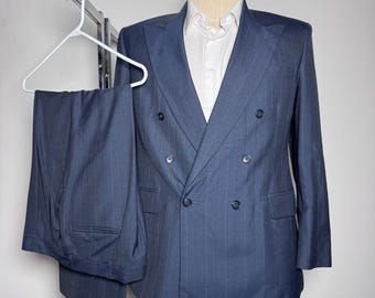 Traje Haggar Imperial para hombre, talla 43 (34x27), azul marino, raya diplomática, doble botonadura, con visera.