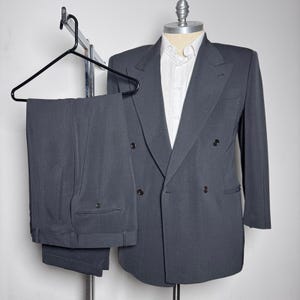 Abito da uomo Hugo Boss anni '90, taglia 40R (34x29), grigio scuro, tinta unita, in seta e lana, doppiopetto, vintage.