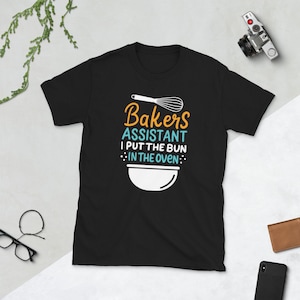 Bäckergehilfe Ich schiebe das Brötchen in den Ofen | Backen Kurzarm Unisex T-Shirt | Jungs Backen Shirt