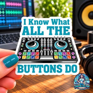 Könnte beinhalten: Ein gestanzter Aufkleber mit einem schwarzen DJ-Controller mit bunten Tasten und Reglern. Der Text in Blaugrün lautet: I Know What ALL THE BUTTONS DO. Das Design umfasst zwei kreisförmige Jogwheels und ein Raster aus bunten quadratischen Pads.
