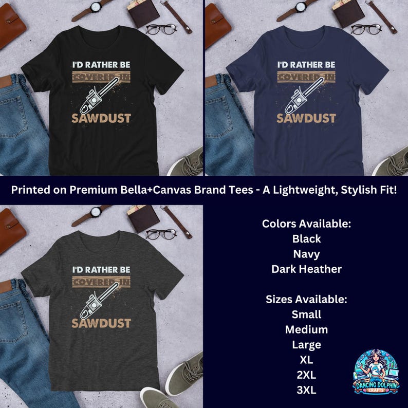 K&ouml;nnte beinhalten: Ein schwarzes, marineblaues und heidefarbenes T-Shirt mit einer Grafik einer Kettens&auml;ge und dem Text "I'd rather be covered in sawdust". Das T-Shirt ist in den Gr&ouml;&szlig;en S, M, L, XL, 2XL und 3XL erh&auml;ltlich.