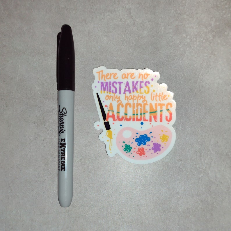 Puede incluir: Una pegatina blanca con una paleta de pintura colorida y un pincel. La pegatina dice "No hay errores, solo peque&ntilde;os accidentes felices."