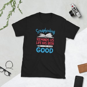 Scrapbooking nos recuerda que la vida ha sido buena / Camiseta unisex de manga corta para amantes de los recortes y los álbumes de recortes