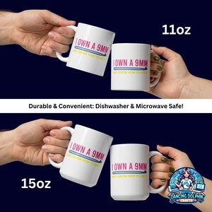 K&ouml;nnte beinhalten: Zwei wei&szlig;e Keramikbecher mit einem rosa und gelben Design. Die Becher haben den Text "I own a 9mm and I know how to use it". Die Becher sind in den Gr&ouml;&szlig;en 11oz und 15oz erh&auml;ltlich.