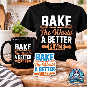 Könnte beinhalten: Ein schwarzes T-Shirt, eine schwarze Keramiktasse und ein Aufkleber, alle mit dem Text BAKE THE WORLD A BETTER PLACE sowie einer Grafik von Schneebesen und Nudelholz. Der Text ist weiß und orange auf T-Shirt und Tasse, blau und orange auf dem Sticker.