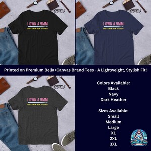 K&ouml;nnte beinhalten: Drei T-Shirts mit dem Aufdruck "I own a 9mm and I know how to use it". Die Shirts sind in Schwarz, Marineblau und Dunkelgrau erh&auml;ltlich. Der Text ist in Pink und der Hintergrund ist wei&szlig;. Die Shirts sind in den Gr&ouml;&szlig;en S, M, L, XL, 2XL und 3XL erh&auml;ltlich.