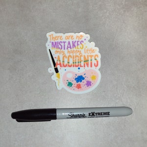 Puede incluir: Una pegatina blanca con una paleta de pintura rosa y un pincel. La pegatina tiene el texto "There are no MISTAKES, only happy little ACCIDENTS."