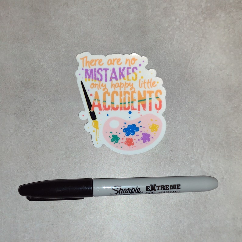 Puede incluir: Una pegatina blanca con una paleta de pintura rosa y un pincel. La pegatina tiene el texto "There are no MISTAKES, only happy little ACCIDENTS."