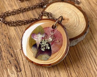 Natural Wildflower Necklace, Wood and Resin Necklace, Dried Flowers, Nature, Gift Ideas, Unique, Wood Slice Pendant, Pressed Flower Jewelry