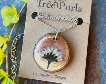 Daisy Flower Pendant, Real Flower Jewelry, Flowers and Resin, Wood Slice, Nature Gifts, Simple, Natural Woodland Pendant, Wooden Necklace