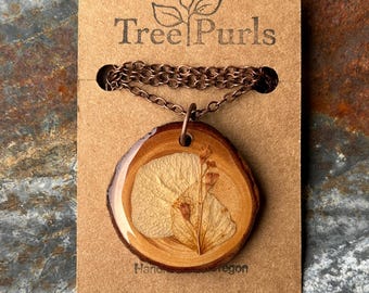 Wood Slice Necklace, Flowers and Resin, Floral Pendant, Dried Flowers, Wood Art, Rustic, Earthy, Branch, Wooden Jewelry