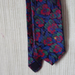 Cravate à fleurs Bally Of Switzerland en soie, oeuvre d&#39;art unique, bleu marine, rouge vert L 57&quot; W 3&quot;