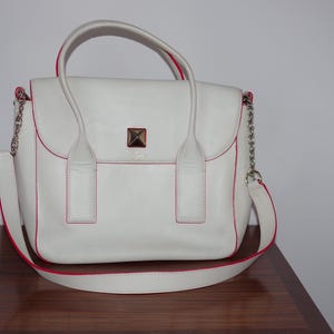 Bolso satchel con solapa Florence de Kate Spade NY Bond Street en piel lisa color marfil