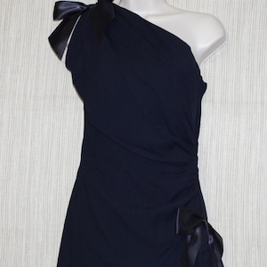 Jurk van Jeri New York Saks Fifth Avenue zwarte asymmetrische cocktailjurk met strik en schouderjurk Maat: 4