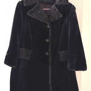 ILGWU vintage zwarte acryl namaakbont bruine kraag damesjas MAAT: 10