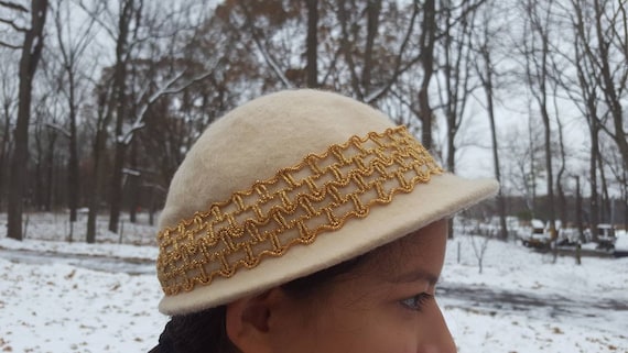 Jeremy Stone Retro Female Woolen Casual Chapeau Cap Wide Brim Flower Felt Bowler Hat Lady Floppy Cloche Chapeu Feminino Jeremy Stone Retro Female Woolen Casual Chapeau Cap Wide Brim Flower Felt Bowler Hat Lady Floppy Cloche Chapeu Feminino