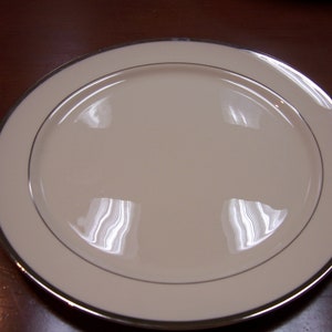 Dinner Plate, Flat Teacup & Saucer - Bracelet Platinum by PICKARD