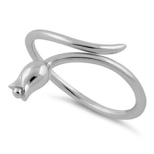 Puede incluir: Anillo de plata con diseño de tulipán. El anillo está hecho de una sola pieza de metal que se tuerce y da forma al tulipán.