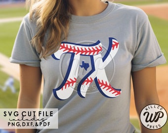 Pode incluir: Uma camiseta cinza com um gráfico de beisebol branco e vermelho em forma da letra "T" com contorno azul. O gráfico inclui um contorno vermelho do estado do Texas. O texto "SVG CUT FILE includes PNG, DXF, & PDF" está na parte inferior da imagem.