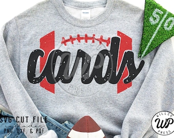 Puede incluir: Una sudadera gris con un diseño rojo y negro de un balón de fútbol y la palabra "cards" en una fuente desgastada.