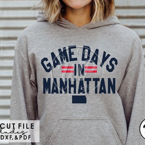 Game Days in Manhattan, Kansas SVG, PNG trasparente, sublimazione, ferro da stiro, file SVG per Cricut, DXF per Silouhette