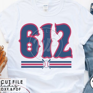 Könnte beinhalten: Weißes T-Shirt mit einem blauen und roten Baseball-Design mit der Nummer "612" und einer Grafik mit Baseball und Schlägern. Der Text "SVG CUT FILE includes PNG, DXF, & PDF" befindet sich am unteren Rand des Bildes.