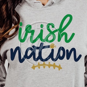 Könnte beinhalten: Ein grauer Hoodie mit dem Text "irish nation" in grüner und blauer Schrift. Auf dem Hoodie sind auch ein Footballhelm und ein Footballfeld abgebildet.