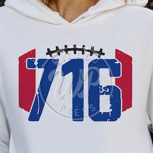 Op de afbeelding: Witte hoodie met een rood, wit en blauw ontwerp met het nummer "716" en een voetbalafbeelding erboven.