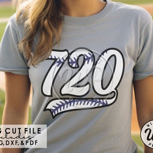 Könnte beinhalten: Ein weißes T-Shirt mit einem Baseball-Design, das die Nummer "720" in einer fetten, stilisierten Schrift zeigt. Die Zahlen sind schwarz umrandet und haben ein Baseball-Steppmuster. Das Design befindet sich auf einem grauen T-Shirt. Der Text "SVG CUT FILE includes PNG, DXF, & PDF" befindet sich am unteren Rand des Bildes.
