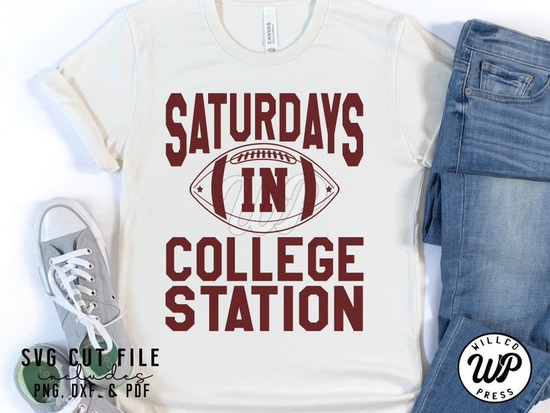 Puede incluir: Una camiseta blanca con texto marr&oacute;n que dice "Saturdays in College Station" con un gr&aacute;fico de f&uacute;tbol marr&oacute;n. El texto "SVG Cut File includes PNG, DXF & PDF" est&aacute; en la parte inferior de la camiseta.