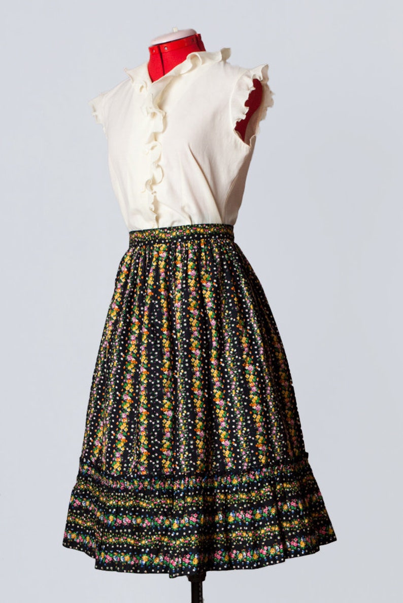 Medium to Large vintage 1970s folk inspired floral skirt