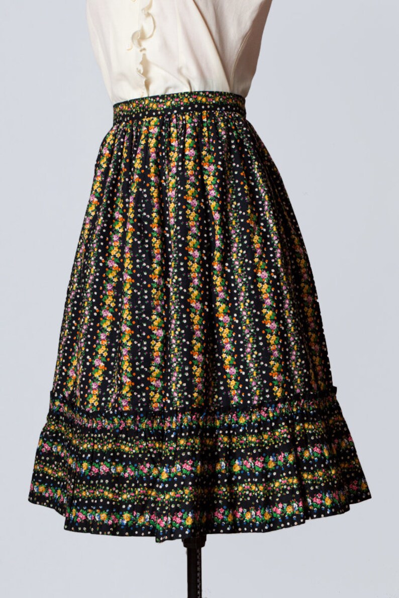 Medium to Large vintage 1970s folk inspired floral skirt