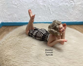 Figura miniatura realista única para casa de muñecas, hecha de arcilla.