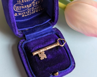 Dije de llave antiguo chapado en oro