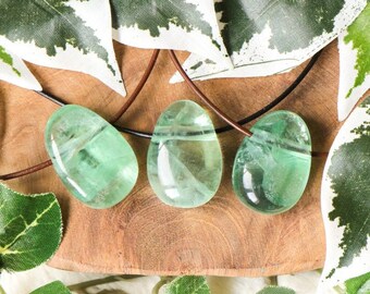 Collana con ciondolo in fluorite verde - Gioielli con pietra forata - Pendente ovale in cristallo per la salute - Pietra preziosa Natura • Amore • Apprendimento