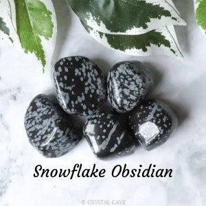 Puede incluir: Cinco piedras lisas de obsidiana copo de nieve, de color negro y blanco. Las piedras tienen un patrón único y moteado.