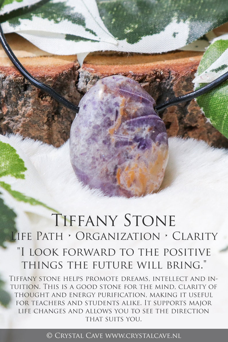 Puede incluir: Colgante de piedra Tiffany con cord&oacute;n negro. La piedra muestra una mezcla de tonos morados y anaranjados. El texto en la imagen dice "Tiffany Stone" y "I look forward to the positive things the future will bring."