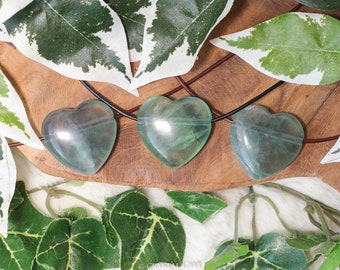 Collana con ciondolo a forma di cuore in fluorite verde - Gioielli in pietra traforata Semplice cuore di cristallo Pietra preziosa naturale San Valentino Natura • Amore • Impara