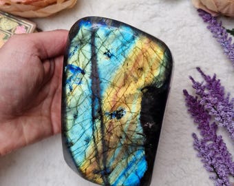 Escultura de labradorita - Piedra preciosa pulida de forma libre con brillo intenso, cristal para decoración de interiores, talla rara, brillo púrpura