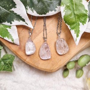 Puede incluir: Tres collares de plata con colgantes de cristal transparente y facetado. Los colgantes son de diferentes formas y tama&ntilde;os, pero todos son muy bonitos.