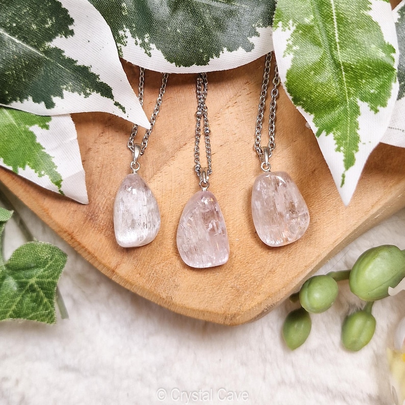 Puede incluir: Tres collares de plata con colgantes de cristal transparente y facetado. Los colgantes son de diferentes formas y tama&ntilde;os, pero todos son muy bonitos.