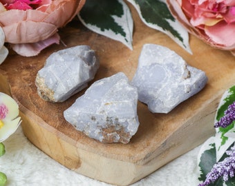 Trozo de calcedonia azul en bruto / Piedra natural en bruto / Piedra preciosa decorativa Escultura de interior Mini pieza pequeña Geoda de altar Druzy Bruja